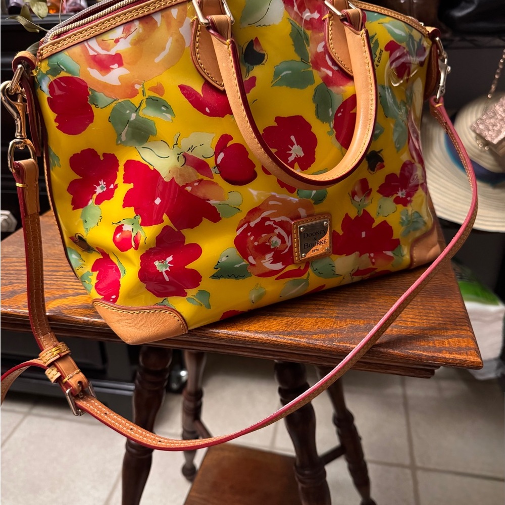 💕REDUCED Dooney & Bourke Yellow and Red Floral Shoulder Bag - Picture 5 of 10